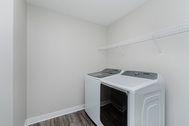 Building Photo - Beautiful Townhome in Carmel