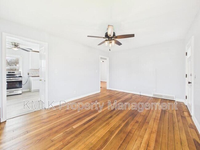 Building Photo - 1078 Lindsay Ave