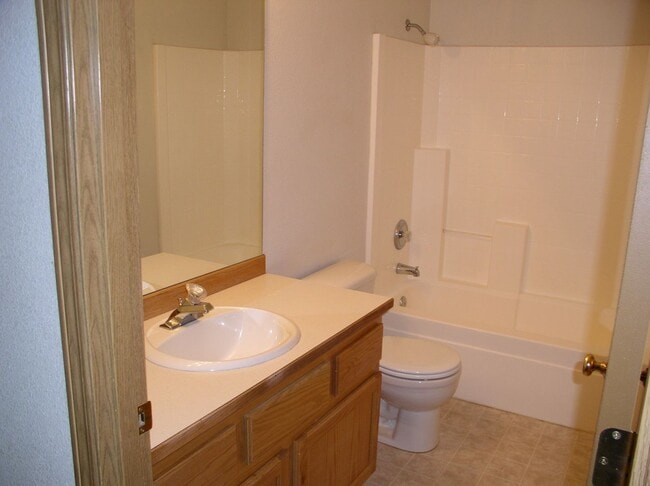 Building Photo - Cozy & Updated 2BD/2BA with Fenced Yard!