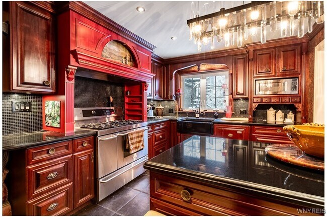 Building Photo - 72 N Long St