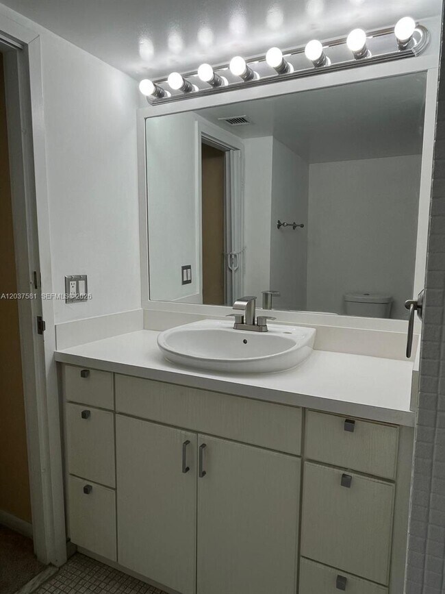 Building Photo - 2821 N Miami Beach Blvd