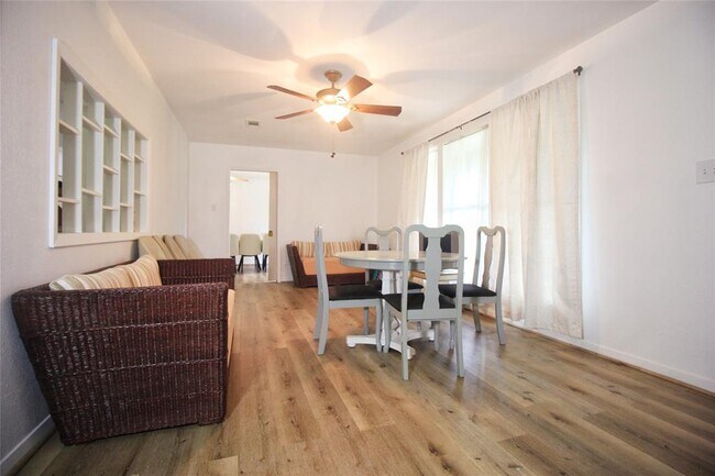 Building Photo - 9137 White Oak Dr