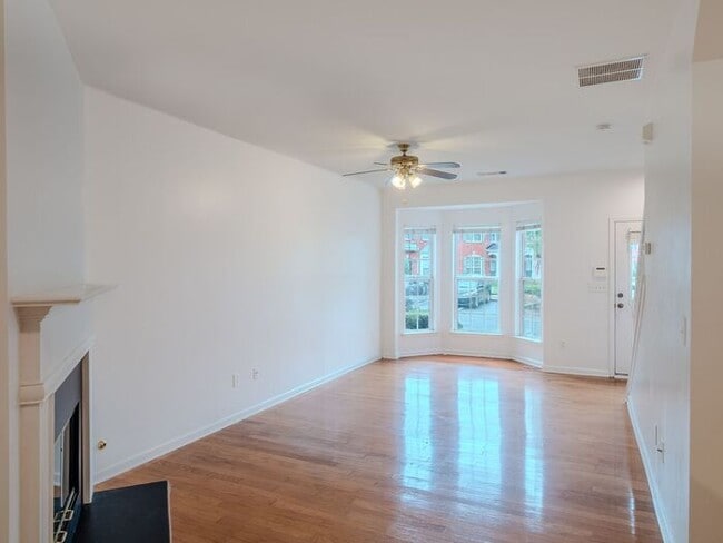 Building Photo - 1607 Cove Creek Cir