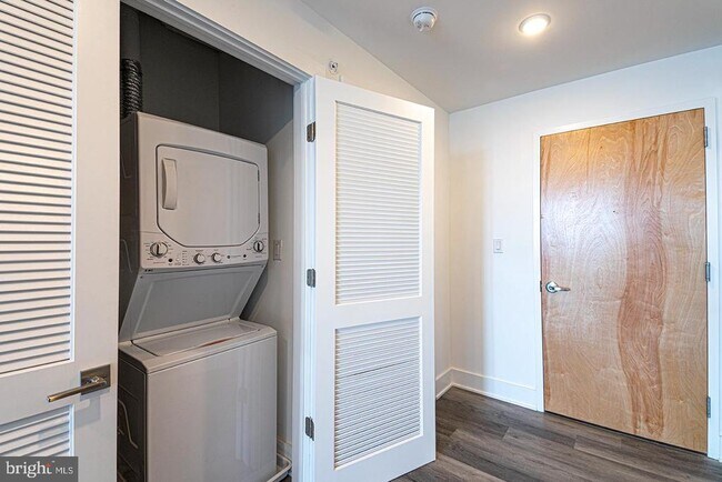 Building Photo - 1245 Ridge Ave