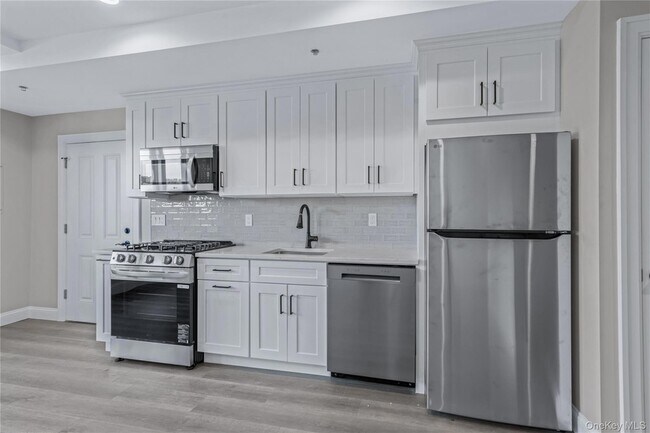 Building Photo - 110 School St