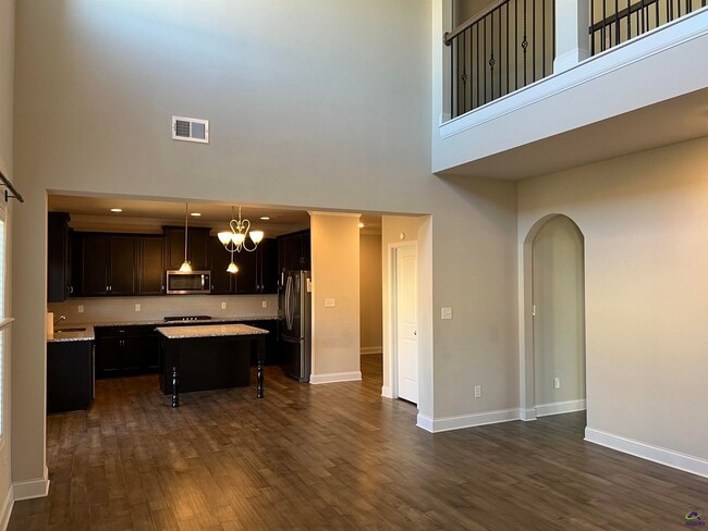 Building Photo - 105 Lacey Oak Ln