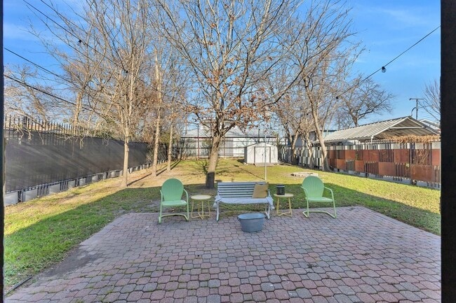 Building Photo - 302 S Saint Mary Ave