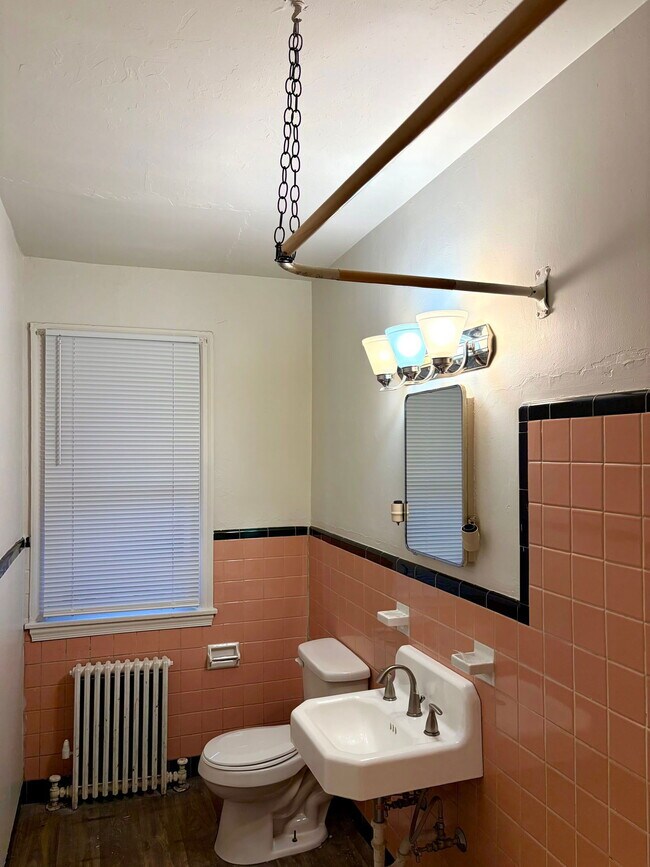 Building Photo - 446 N Duke St