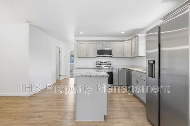Building Photo - 714 W 13th St