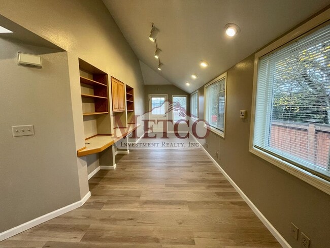 Building Photo - Beautiful 4 bedroom, 3 Bath House in Desirable Gilham Neighborhood!