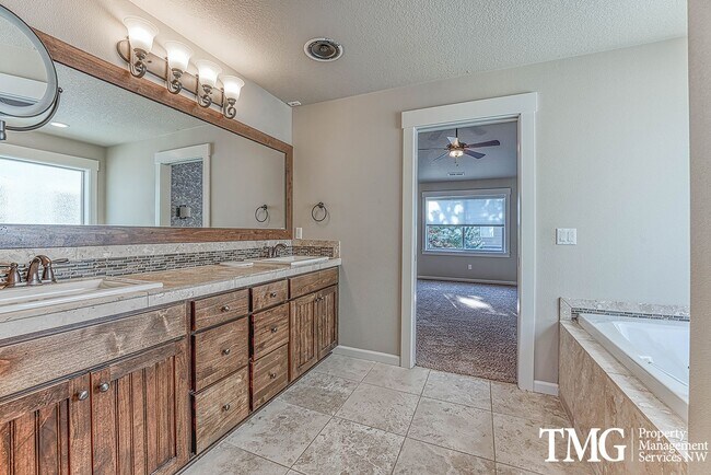 Building Photo - Stylish Beaverton Home with Built-ins, Open Layout & Private Backyard