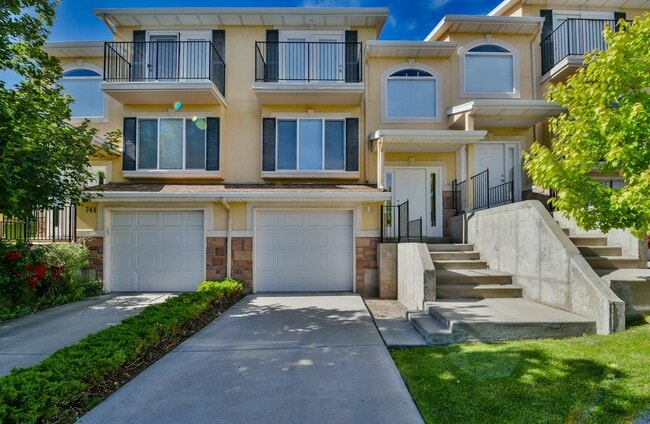 Primary Photo - Beautiful Townhome in Great Location!