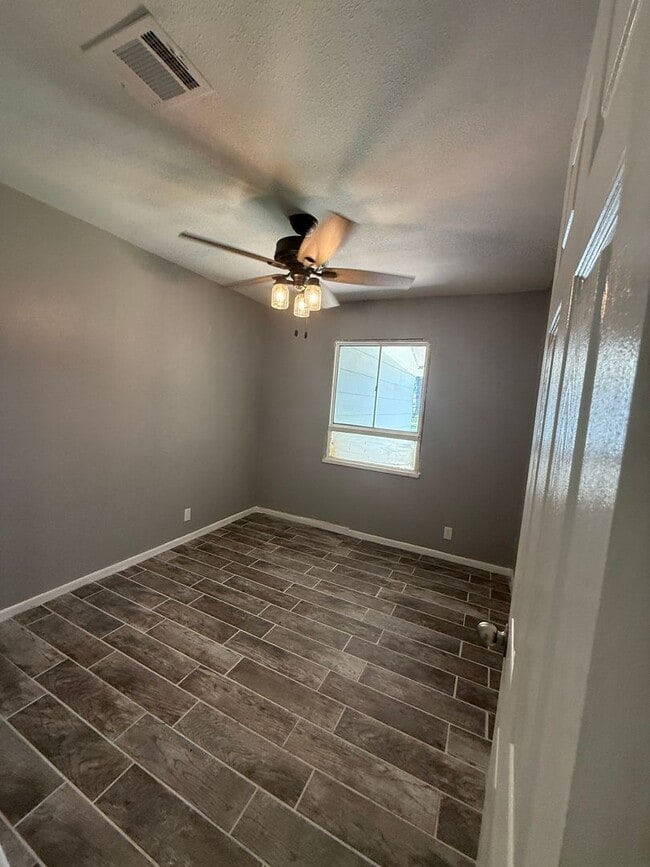 Building Photo - 4 bed 2 bath Southern Hills