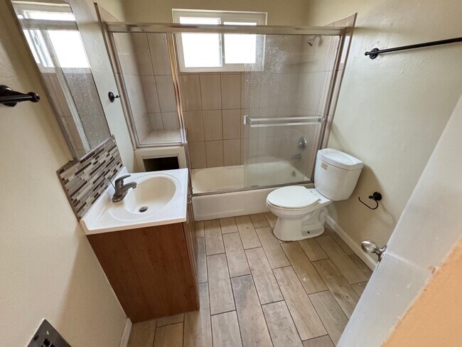 Building Photo - 521 S Manhattan Pl