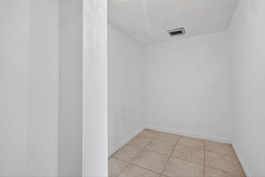 Building Photo - 100 Golden Isles Dr