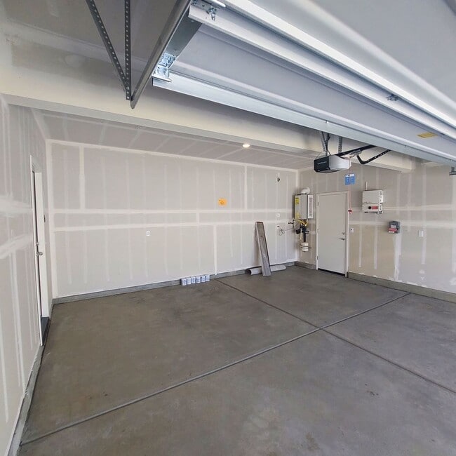 Building Photo - Newer 4 Bedroom, 2.5 bath home in West Roseville/DR Horton Built!