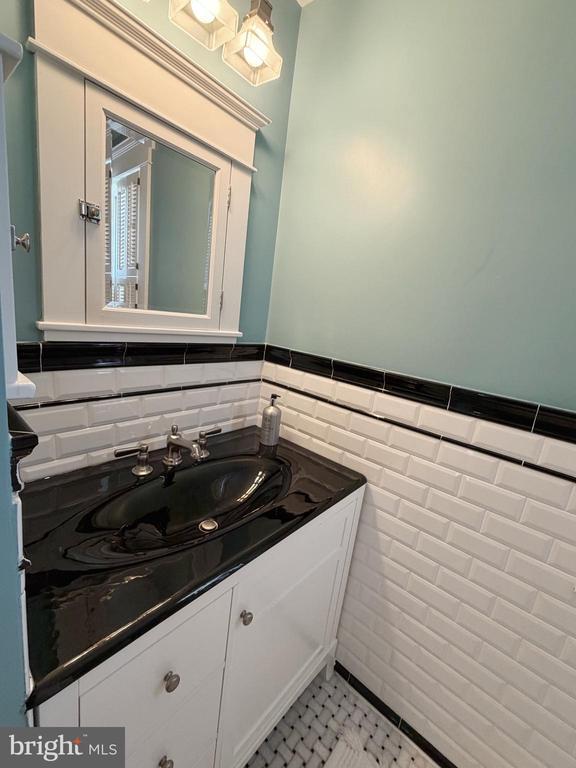 Building Photo - 12 W Oak St