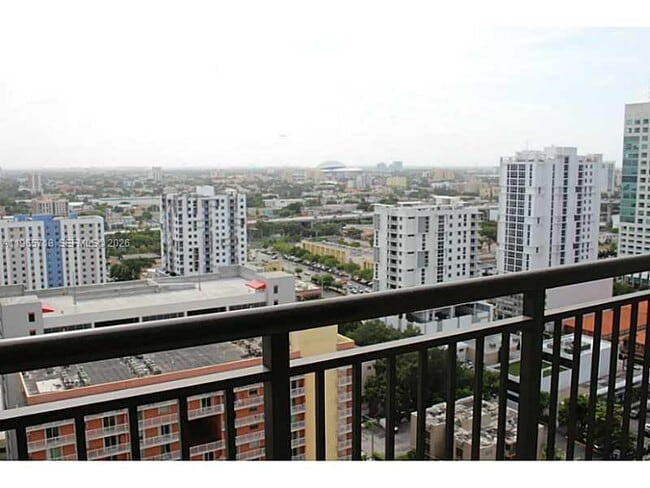 Building Photo - 999 SW 1st Ave