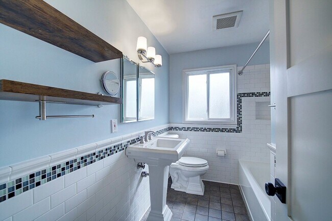 Building Photo - 4Bd/1.75Ba Edmonds House