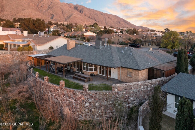 Building Photo - 413 Hollydale Dr