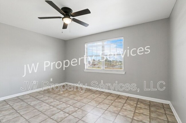 Building Photo - 2203-2203 Octavia Dr