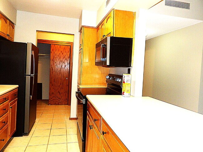 Building Photo - Beautiful 2 Bed | 2 Bath Condo in Roseville