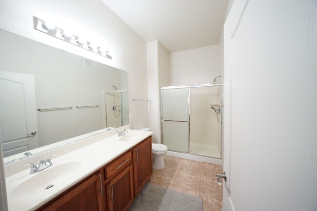 Building Photo - SHOWINGS AVAILABLE NOW