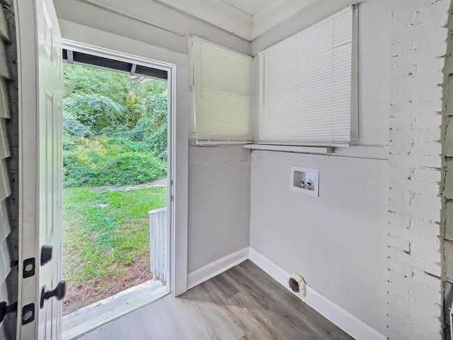 Building Photo - Beautifully Renovated 4 Bedroom Home in th...