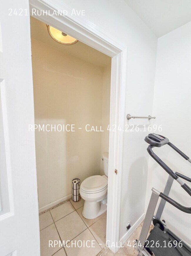 Building Photo - 2421 Ruhland Ave