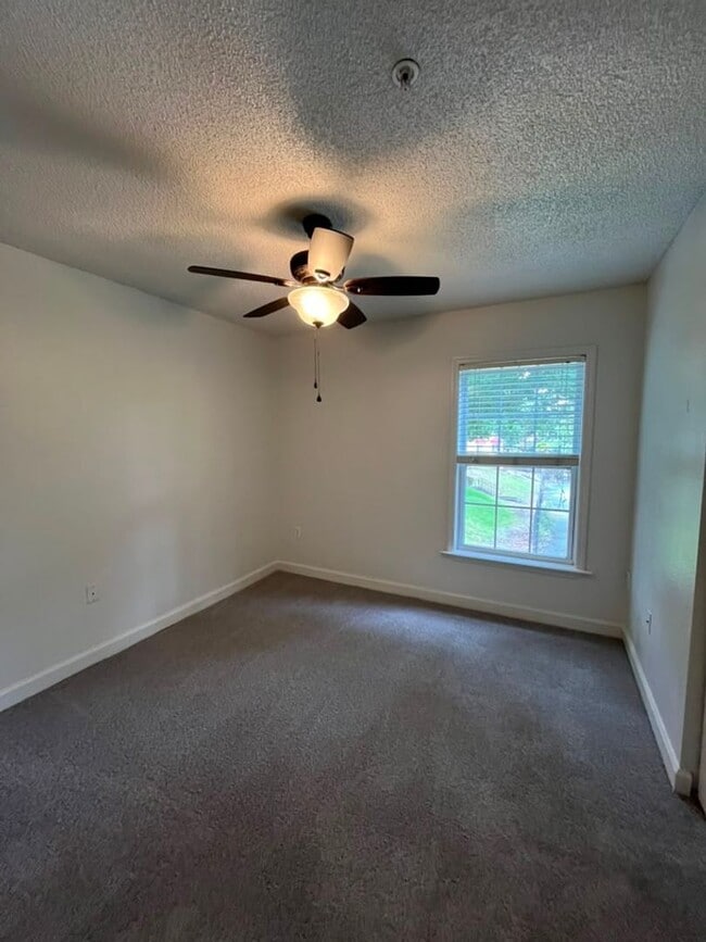 Building Photo - 2025 Dixie Belle Dr