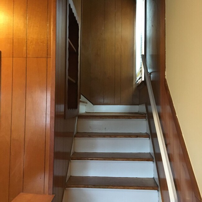 Building Photo - Nicely Remodeled 3 Bed 1.25 bath home