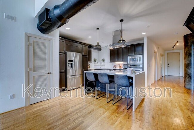 Building Photo - 1005 S Shepherd Dr