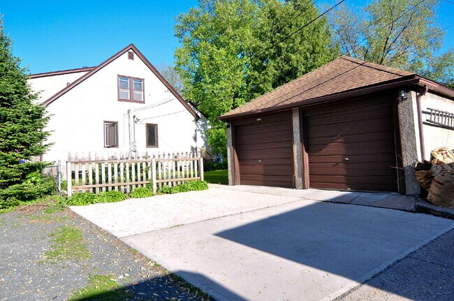 Building Photo - Spacious 3-Bed Duplex with Garage and 2 bathrooms in Minneapolis!