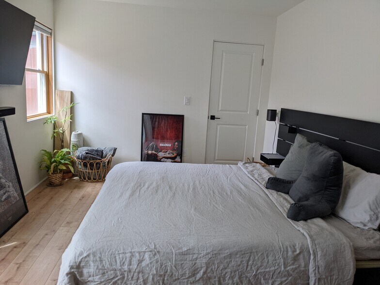 Building Photo - 820 46th St