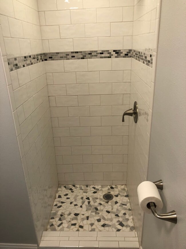 Building Photo - ALL PROSPECTIVE TENANTS MUST SUBMIT A $58 NON-REFUNDABLE APPLICATION FEE PER APPLICANT ONLINE AND...