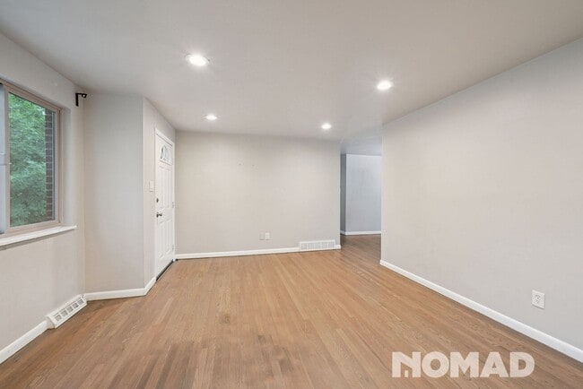 Building Photo - Spacious 5BR House in Aurora