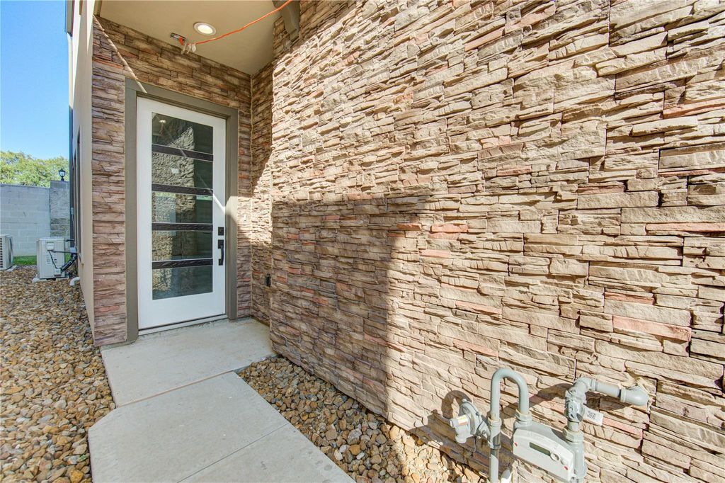 Building Photo - 2920 El Fenice Ln