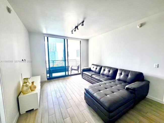 Building Photo - 999 SW 1st Ave