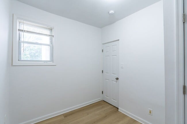 Building Photo - Newly rehabbed with central air