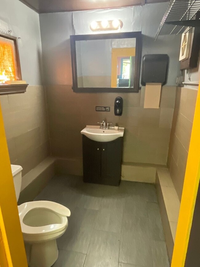 Building Photo - Commercial Space w/ Kitchen on Maple St