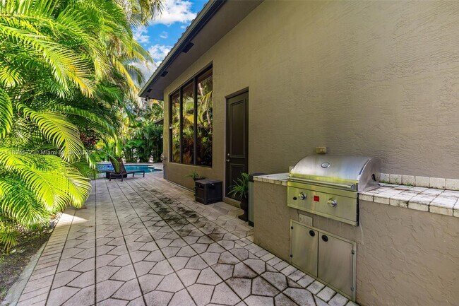 Building Photo - 10775 Blue Palm St