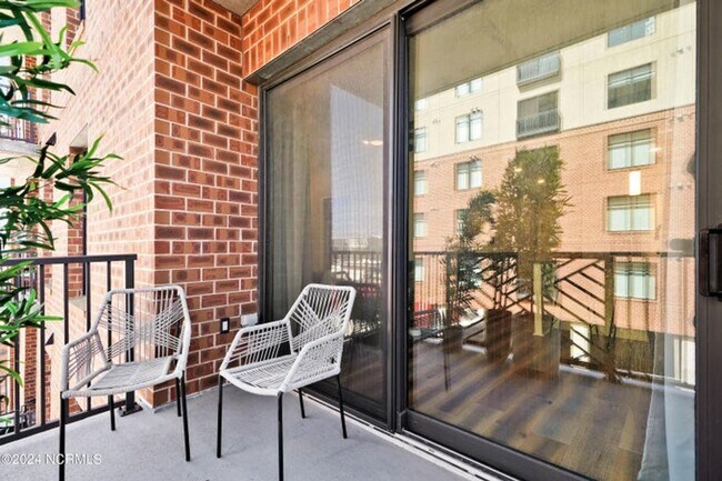Building Photo - Welcome to your dream condo in the heart o...