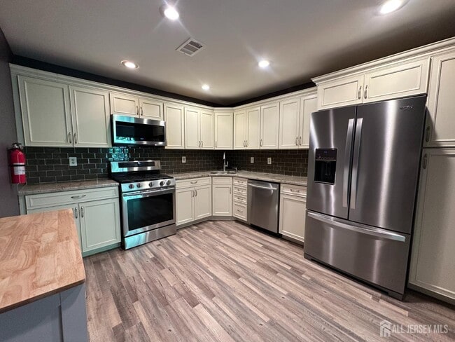 Building Photo - 214 Sapphire Ln