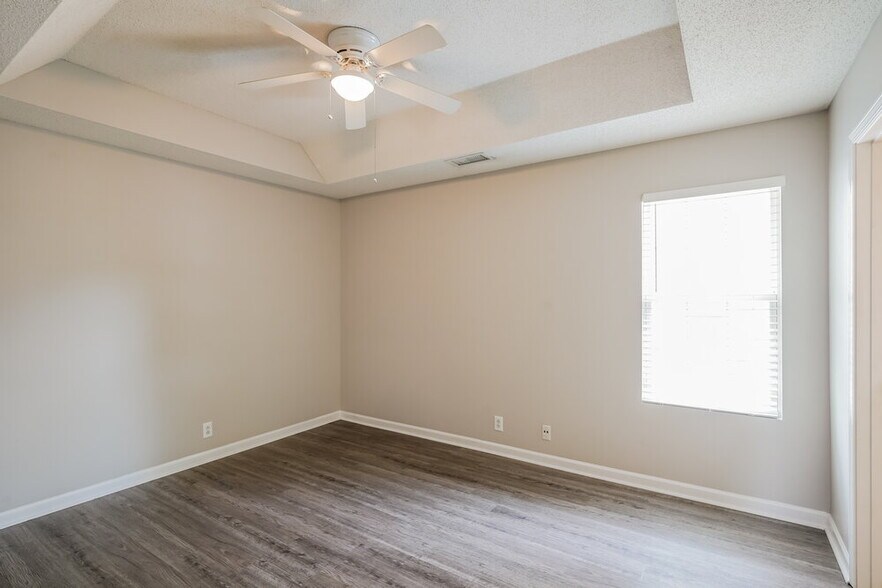 Building Photo - 1515 Rochester Dr