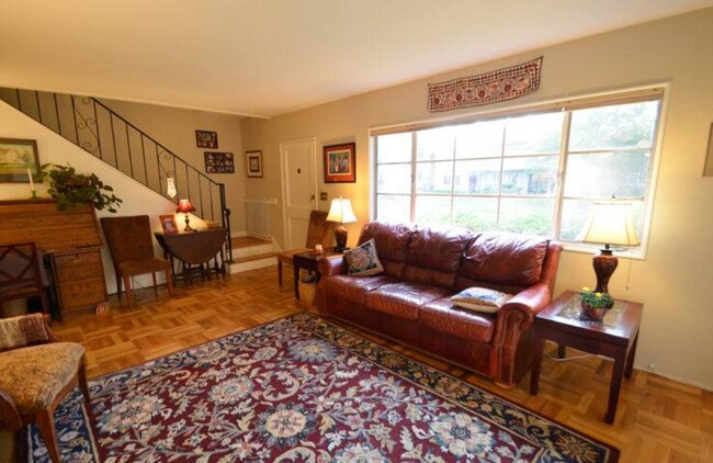 Living room - 5394 Village Grn