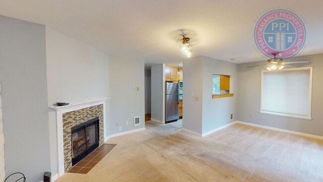 Building Photo - West Linn - Linnwood Heights, Stylish Condo, Gym, Pool & Hot Tub / Cable, W,S,G Included In The Rent