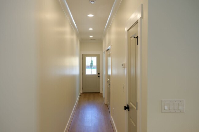 Building Photo - 207 S Calhoun St