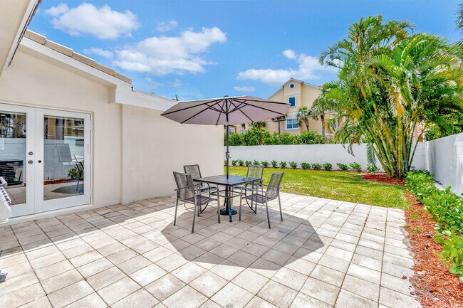 Building Photo - 620 Las Palmas Park