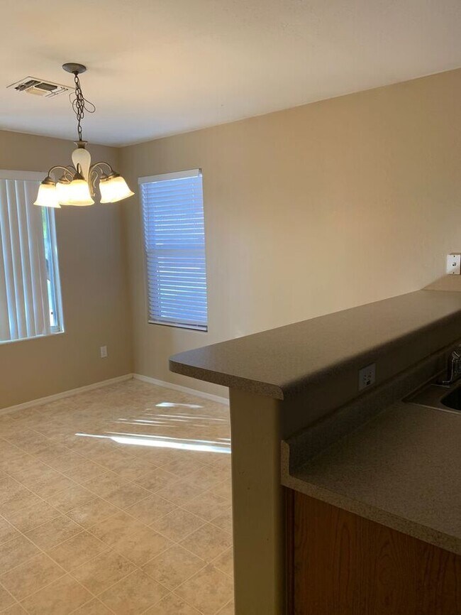 Building Photo - COMING SOON! Bright, Open Floorplan - Close to Freeways