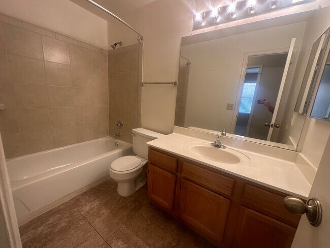 Building Photo - Gilbert home with community pool.